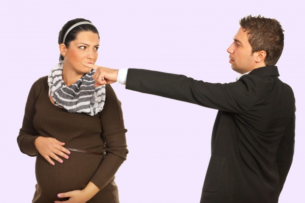 Увольнение женщины в период беременности: законно ли это?