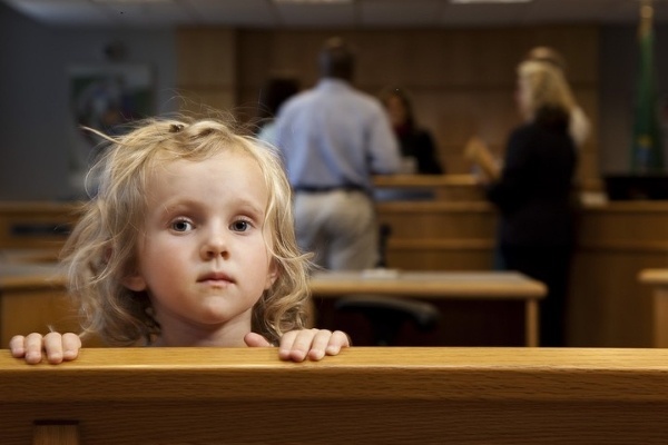 Принятие решения суда о лишении матери прав на ребенка