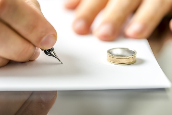 Как составить и подать заявление о расторжении брака?